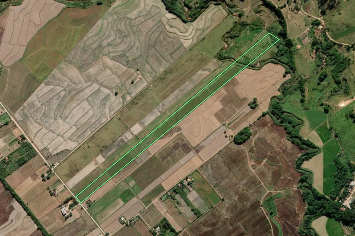 Imagem de satélite do imóvel rural em Guaratinguetá (SP), com o contorno declarado no CAR desenhado por cima.