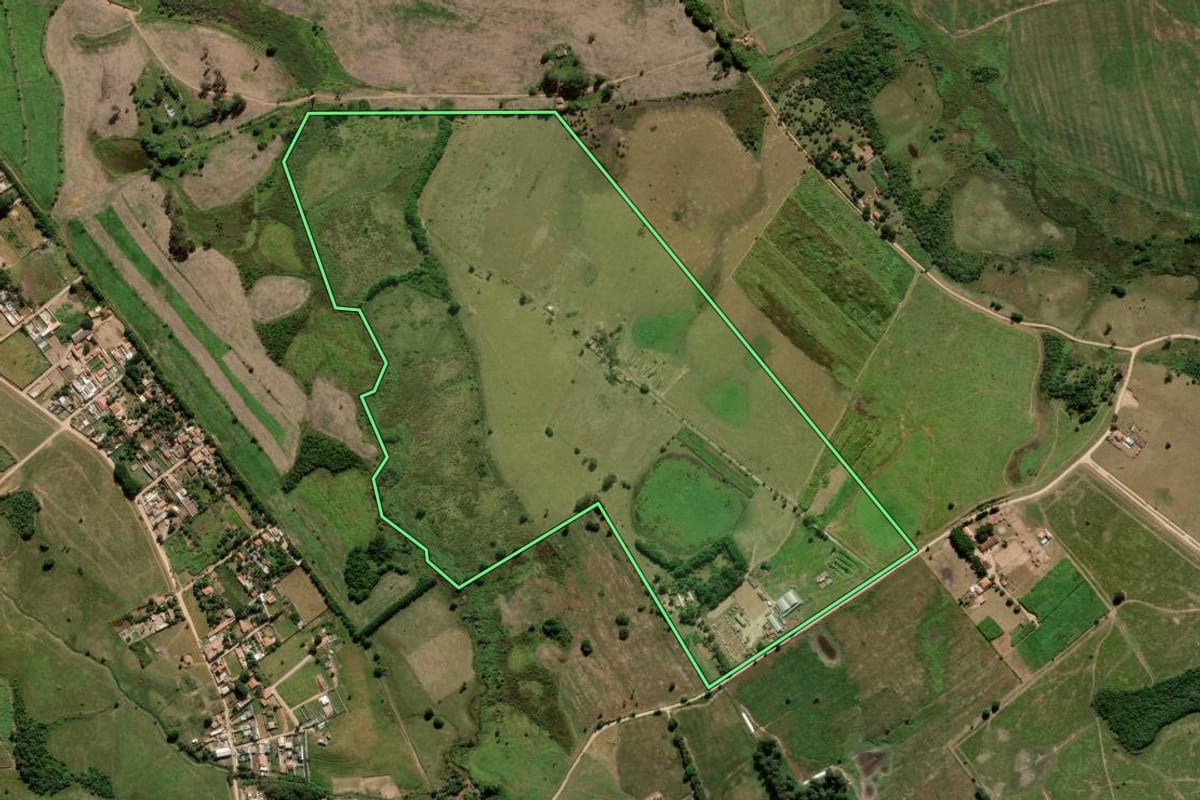 Imagem de satélite do imóvel rural em Guaratinguetá (SP), com o contorno declarado no CAR desenhado por cima.