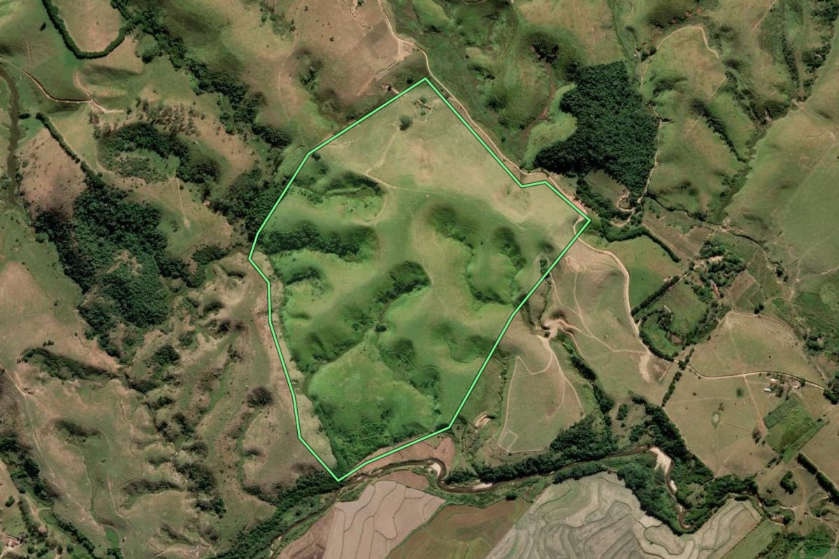 Imagem de satélite do imóvel rural em Guaratinguetá (SP), com o contorno declarado no CAR desenhado por cima.