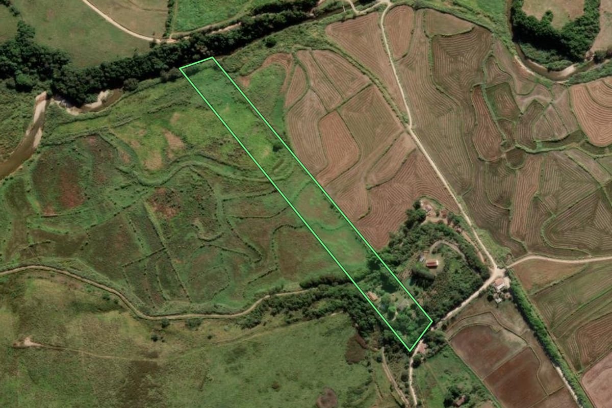Imagem de satélite do imóvel rural em Guaratinguetá (SP), com o contorno declarado no CAR desenhado por cima.