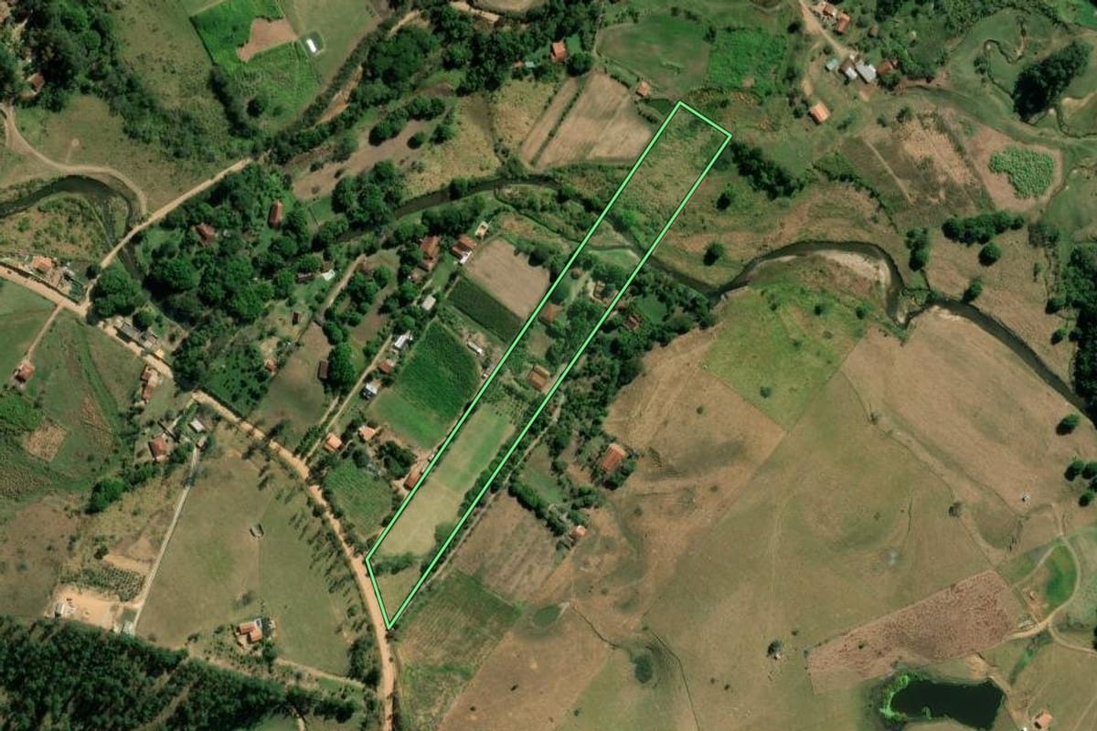 Imagem de satélite do imóvel rural em Guaratinguetá (SP), com o contorno declarado no CAR desenhado por cima.