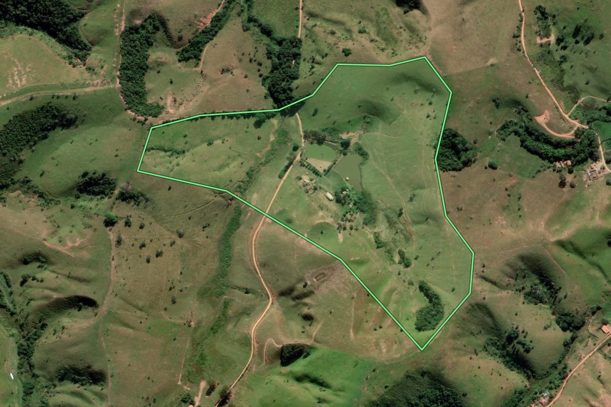 Imagem de satélite do imóvel rural em Guaratinguetá (SP), com o contorno declarado no CAR desenhado por cima.