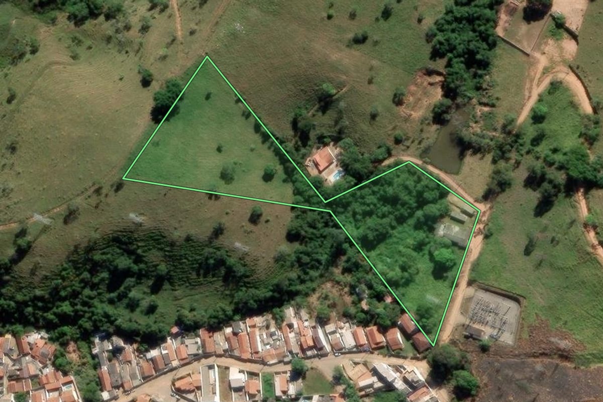 Imagem de satélite do imóvel rural em Guaratinguetá (SP), com o contorno declarado no CAR desenhado por cima.