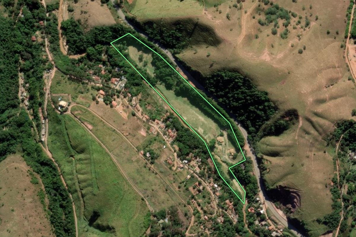 Imagem de satélite do imóvel rural em Guaratinguetá (SP), com o contorno declarado no CAR desenhado por cima.