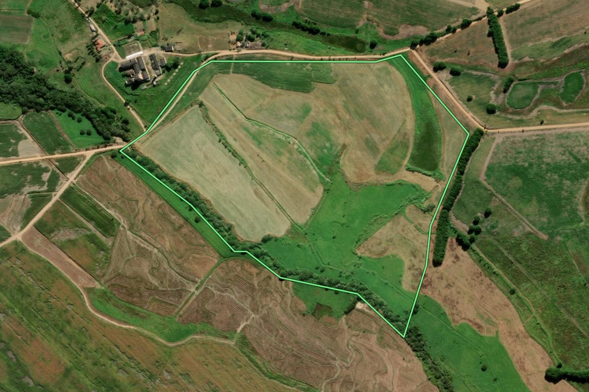Imagem de satélite do imóvel rural em Guaratinguetá (SP), com o contorno declarado no CAR desenhado por cima.