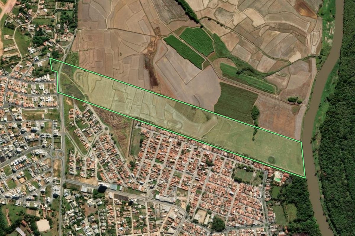 Imagem de satélite do imóvel rural em Guaratinguetá (SP), com o contorno declarado no CAR desenhado por cima.