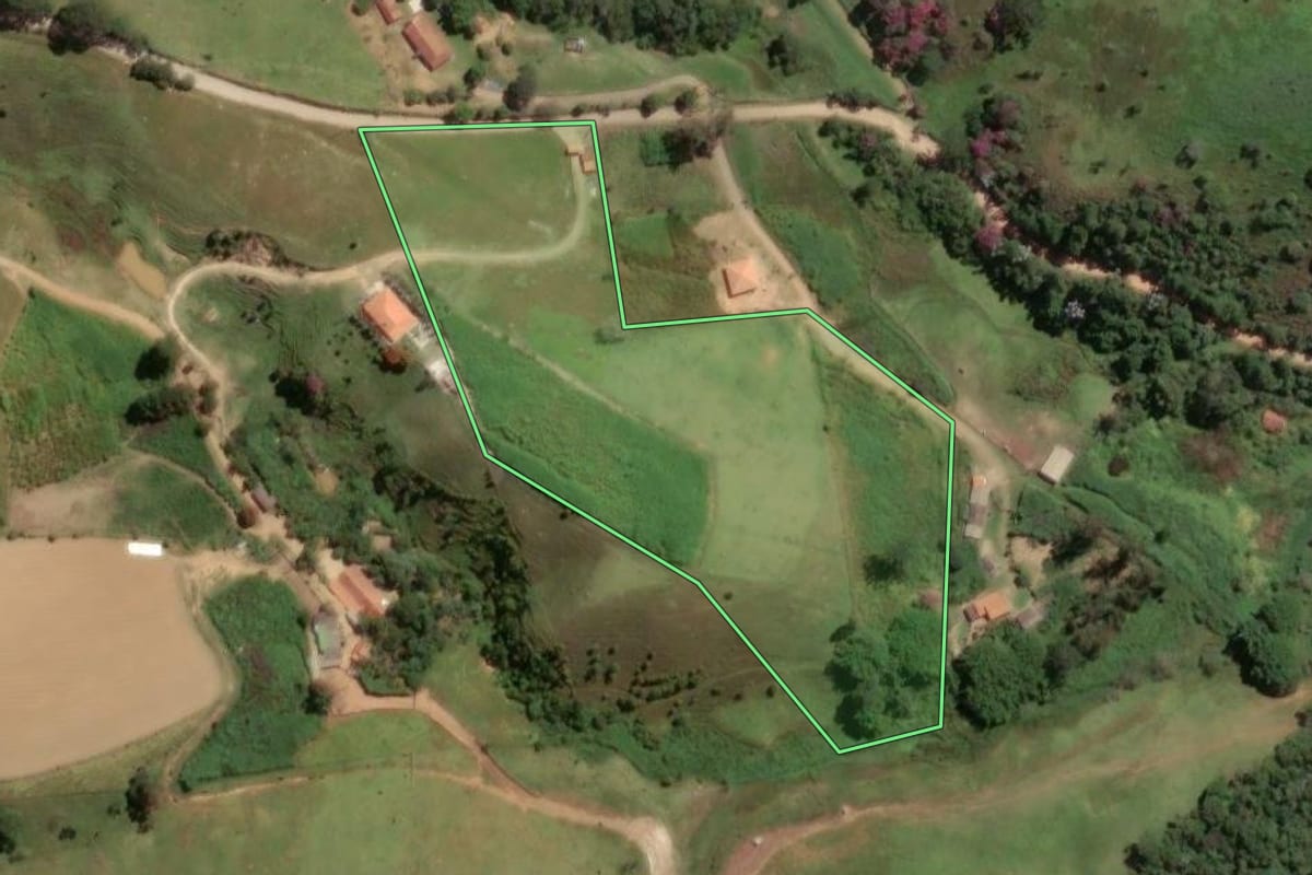 Imagem de satélite do imóvel rural em Guaratinguetá (SP), com o contorno declarado no CAR desenhado por cima.