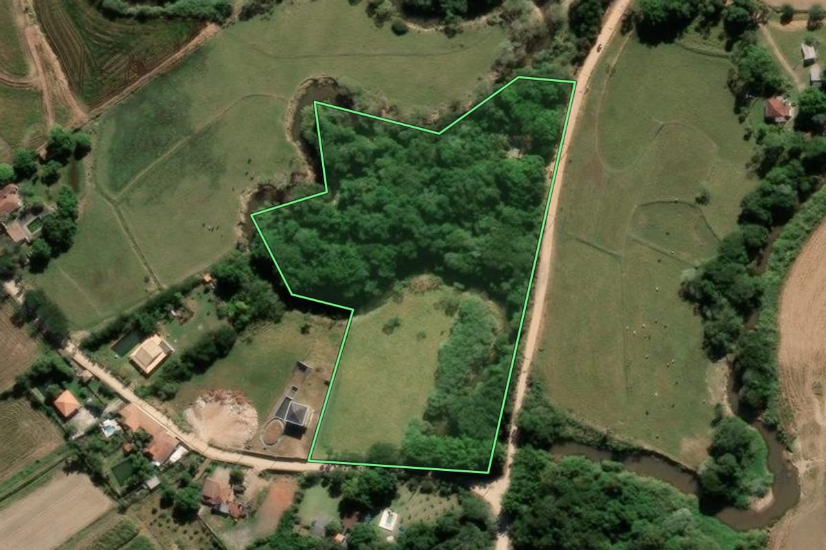 Imagem de satélite do imóvel rural em Guaratinguetá (SP), com o contorno declarado no CAR desenhado por cima.