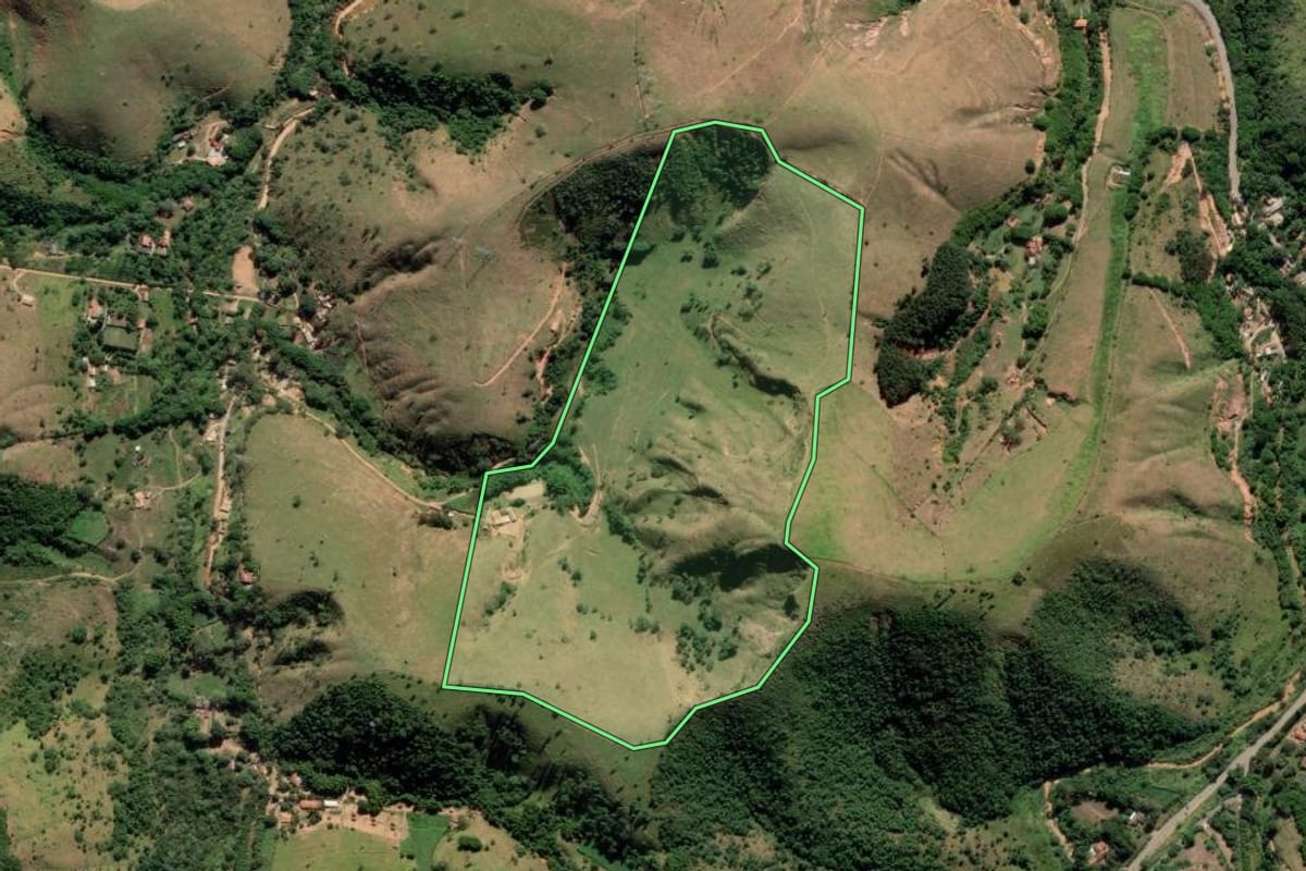 Imagem de satélite do imóvel rural em Guaratinguetá (SP), com o contorno declarado no CAR desenhado por cima.