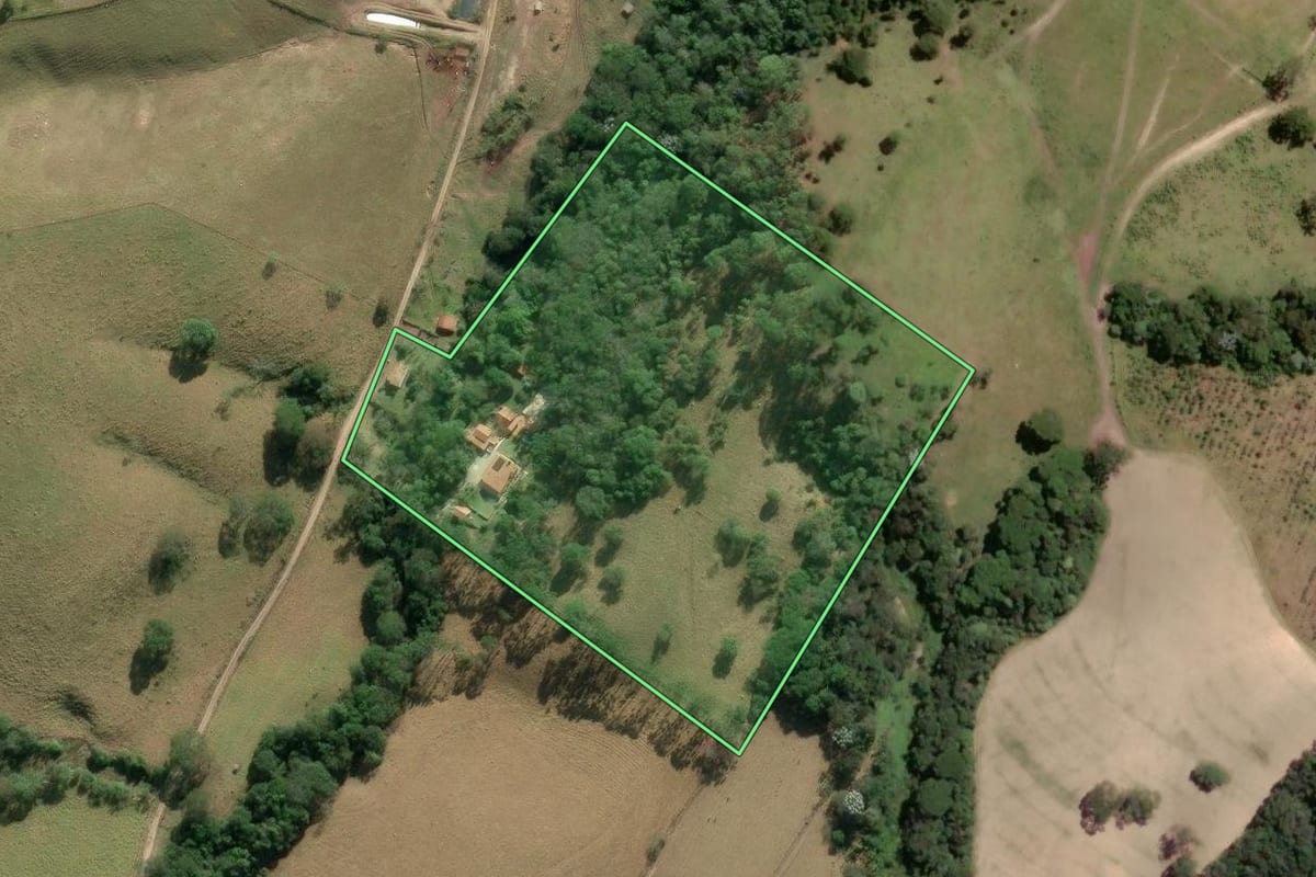 Imagem de satélite do imóvel rural em Guaratinguetá (SP), com o contorno declarado no CAR desenhado por cima.
