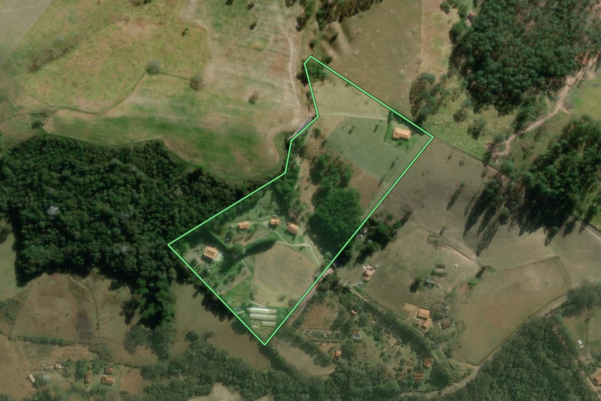 Imagem de satélite do imóvel rural em Guaratinguetá (SP), com o contorno declarado no CAR desenhado por cima.