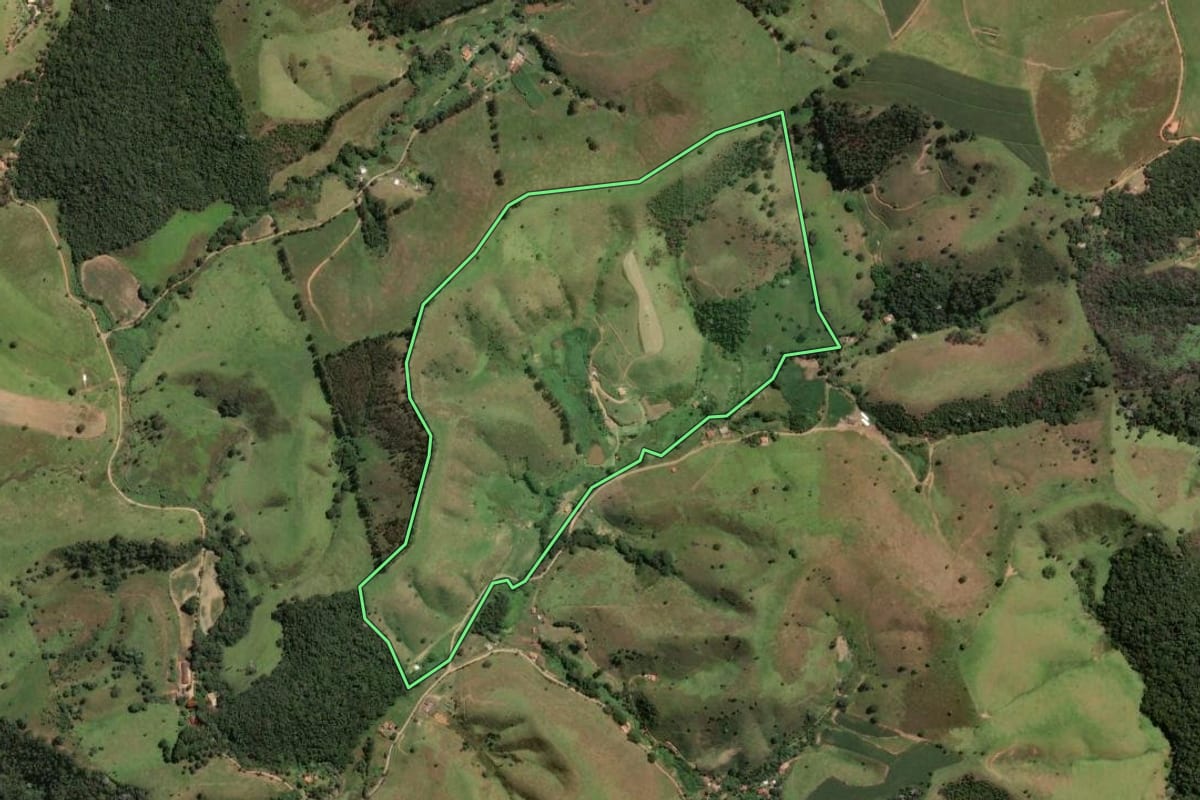 Imagem de satélite do imóvel rural em Guaratinguetá (SP), com o contorno declarado no CAR desenhado por cima.