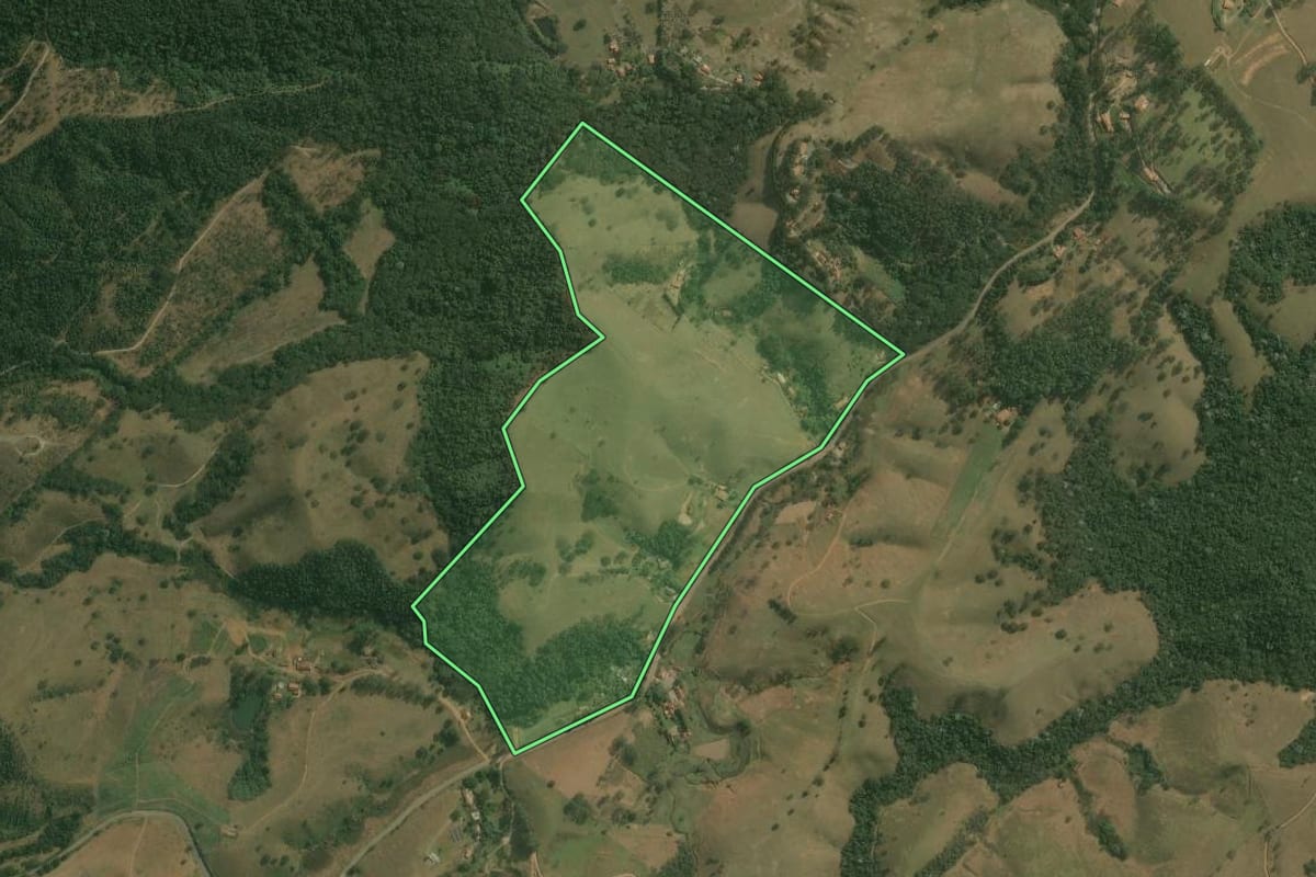 Imagem de satélite do imóvel rural em Guaratinguetá (SP), com o contorno declarado no CAR desenhado por cima.