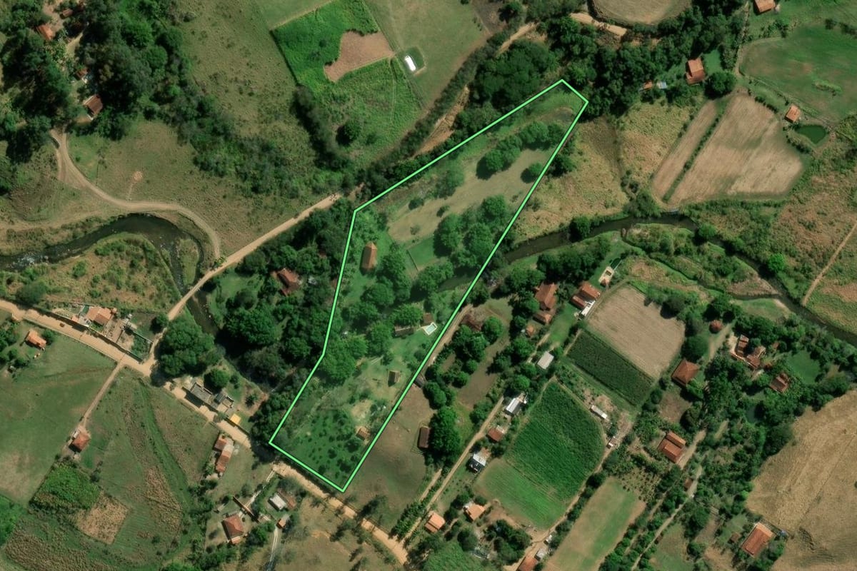 Imagem de satélite do imóvel rural em Guaratinguetá (SP), com o contorno declarado no CAR desenhado por cima.