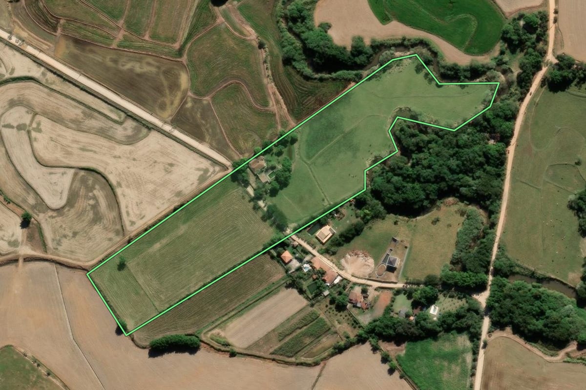 Imagem de satélite do imóvel rural em Guaratinguetá (SP), com o contorno declarado no CAR desenhado por cima.