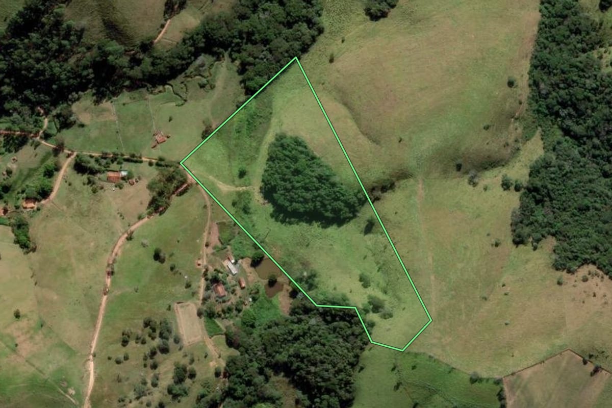 Imagem de satélite do imóvel rural em Guaratinguetá (SP), com o contorno declarado no CAR desenhado por cima.