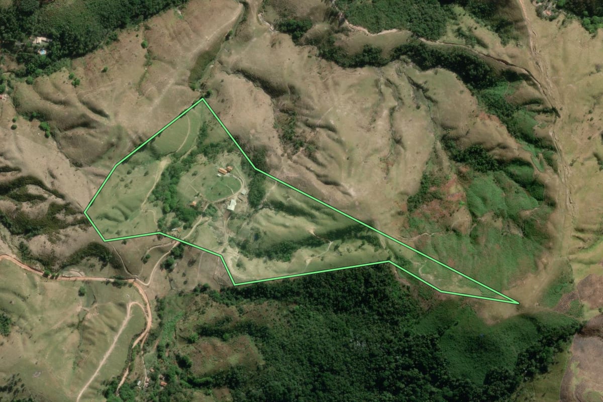 Imagem de satélite do imóvel rural em Guaratinguetá (SP), com o contorno declarado no CAR desenhado por cima.