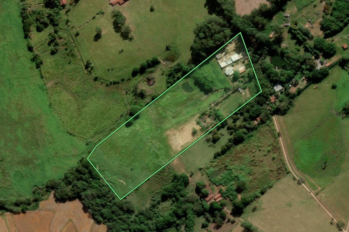 Imagem de satélite do imóvel rural em Guaratinguetá (SP), com o contorno declarado no CAR desenhado por cima.