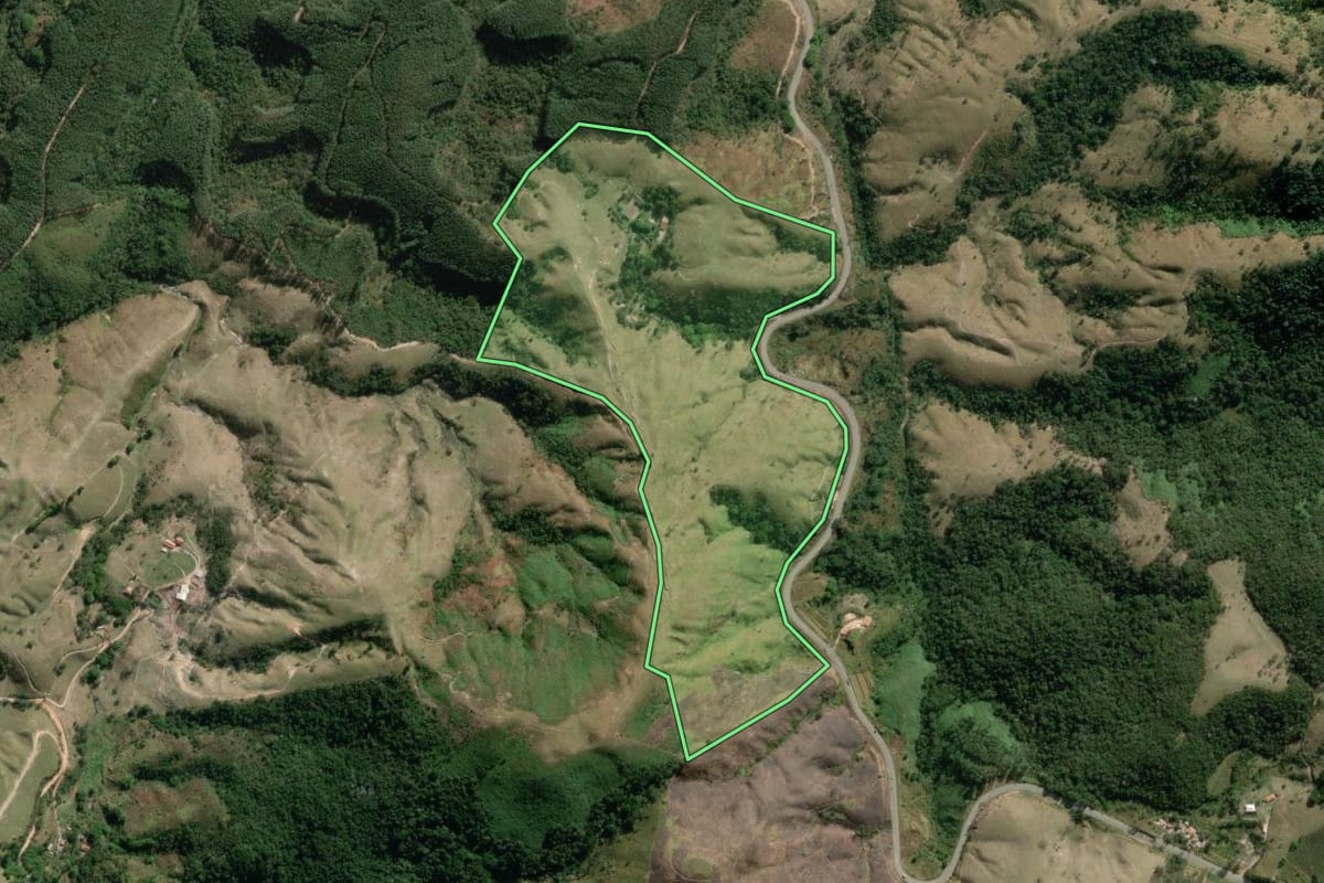 Imagem de satélite do imóvel rural em Guaratinguetá (SP), com o contorno declarado no CAR desenhado por cima.