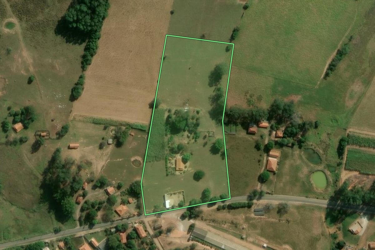 Imagem de satélite do imóvel rural em Guareí (SP), com o contorno declarado no CAR desenhado por cima.