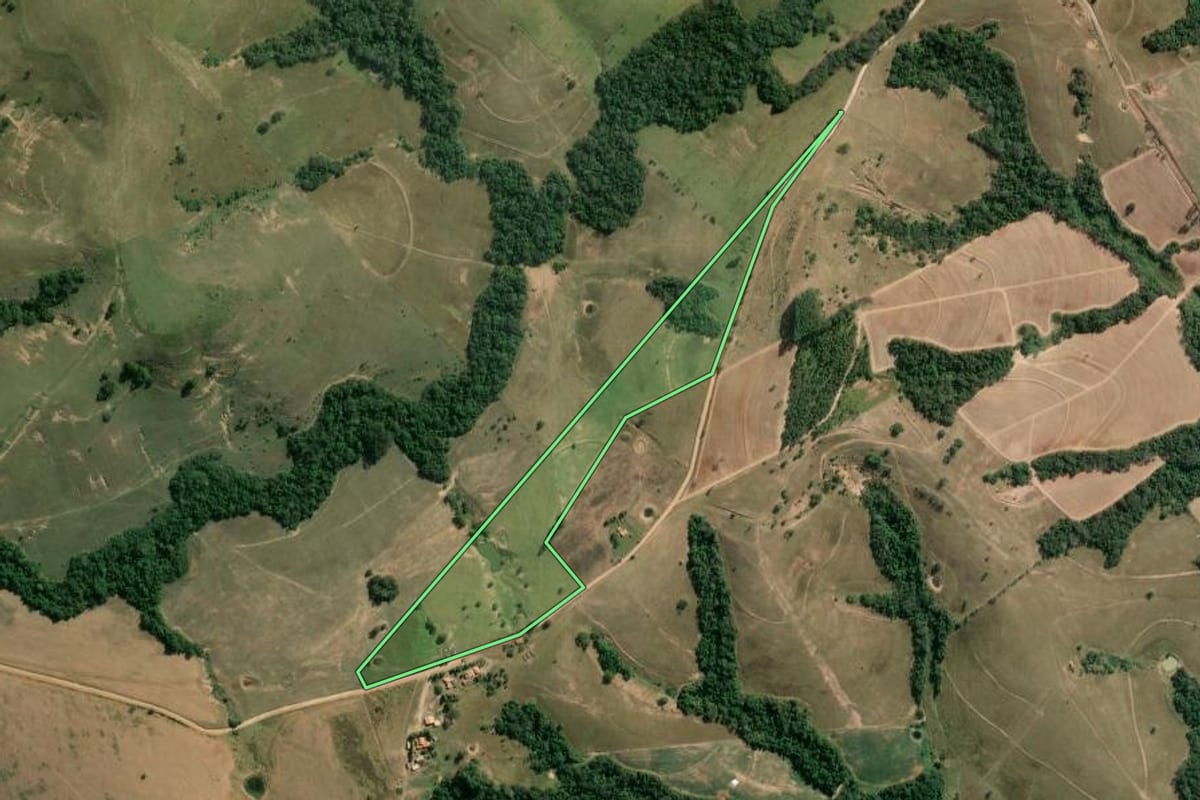 Imagem de satélite do imóvel rural em Guareí (SP), com o contorno declarado no CAR desenhado por cima.