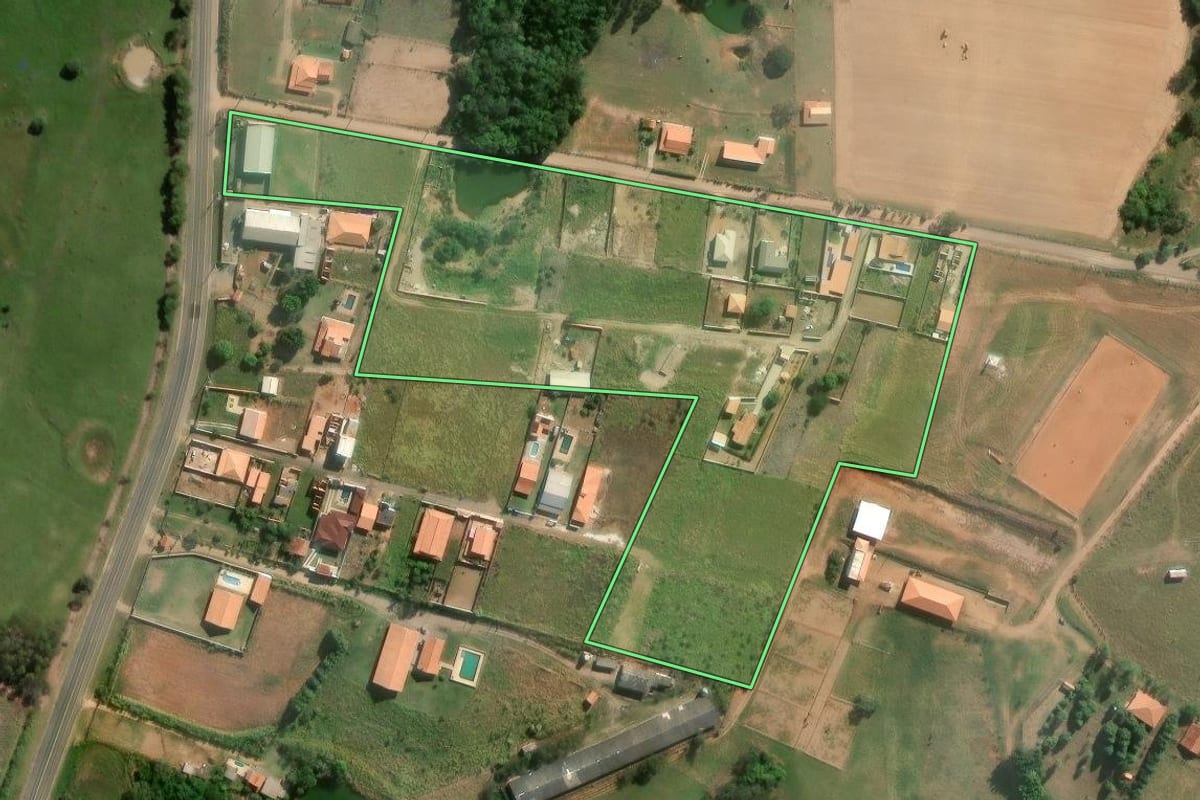 Imagem de satélite do imóvel rural em Guareí (SP), com o contorno declarado no CAR desenhado por cima.