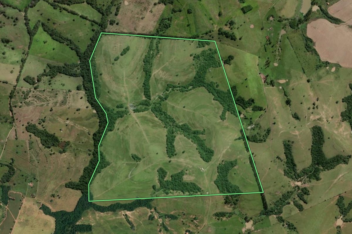 Imagem de satélite do imóvel rural em Guareí (SP), com o contorno declarado no CAR desenhado por cima.