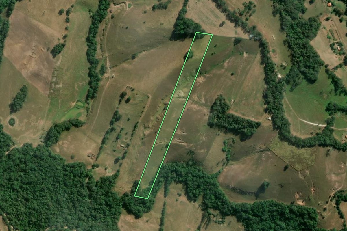 Imagem de satélite do imóvel rural em Guareí (SP), com o contorno declarado no CAR desenhado por cima.