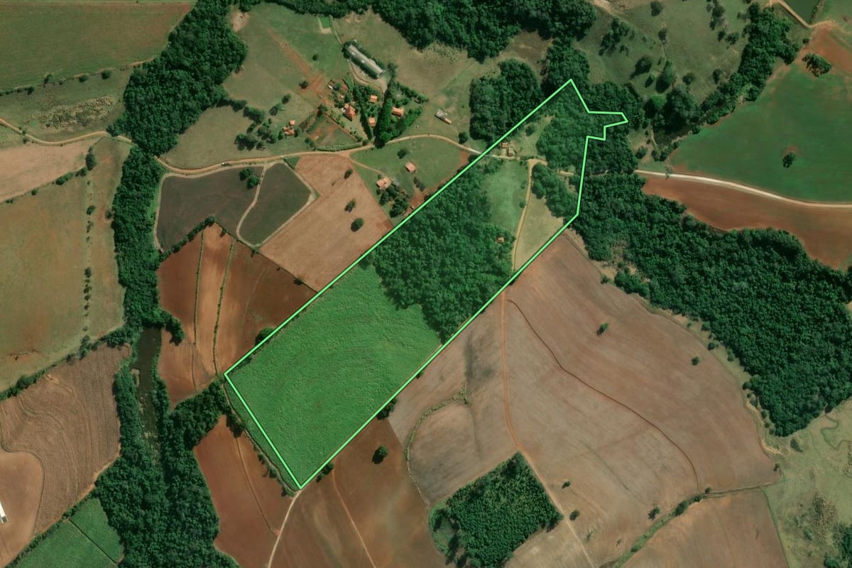 Imagem de satélite do imóvel rural em Guareí (SP), com o contorno declarado no CAR desenhado por cima.