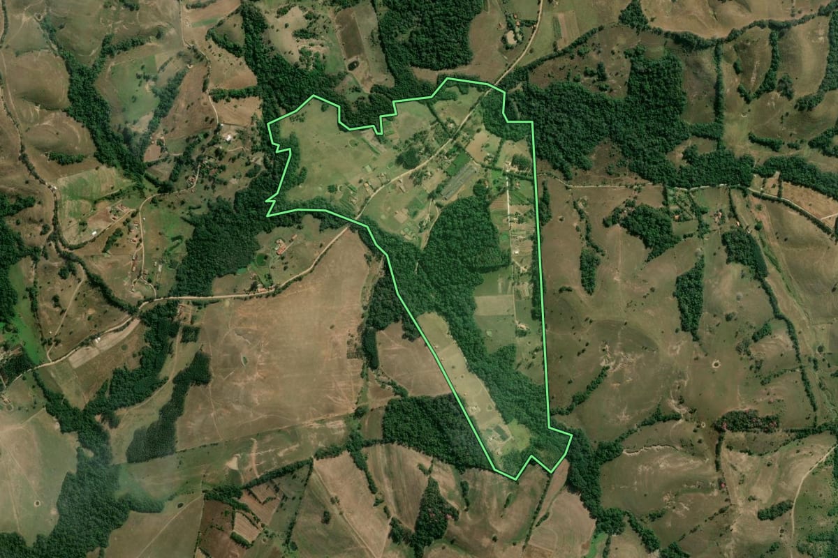 Imagem de satélite do imóvel rural em Guareí (SP), com o contorno declarado no CAR desenhado por cima.