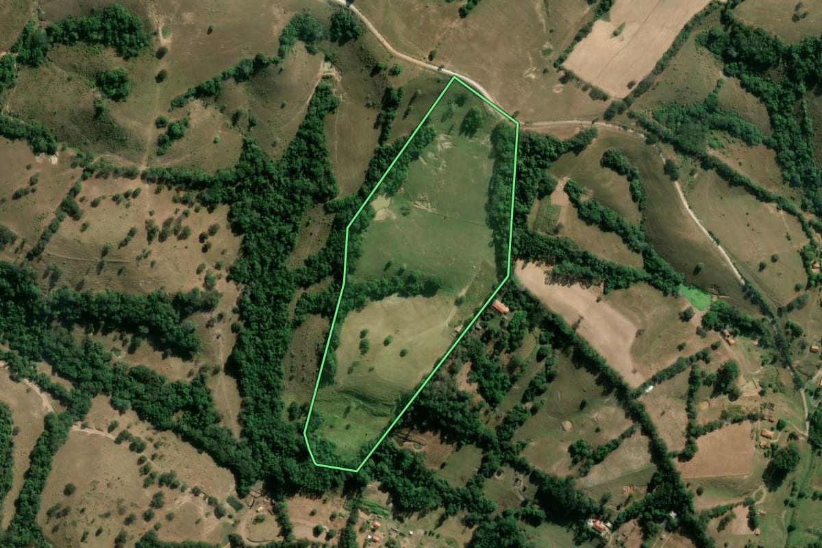 Imagem de satélite do imóvel rural em Guareí (SP), com o contorno declarado no CAR desenhado por cima.