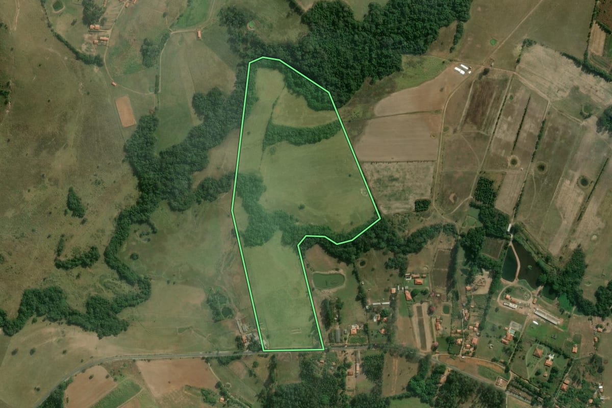 Imagem de satélite do imóvel rural em Guareí (SP), com o contorno declarado no CAR desenhado por cima.