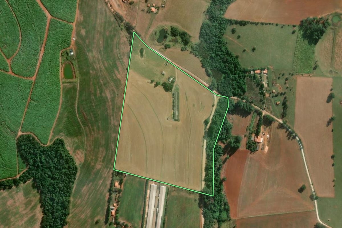 Imagem de satélite do imóvel rural em Guareí (SP), com o contorno declarado no CAR desenhado por cima.