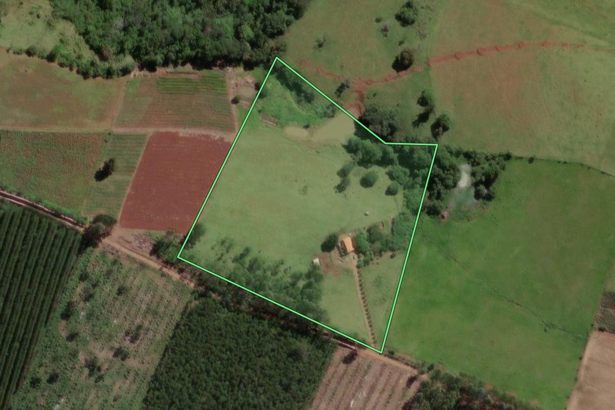Imagem de satélite do imóvel rural em Guareí (SP), com o contorno declarado no CAR desenhado por cima.