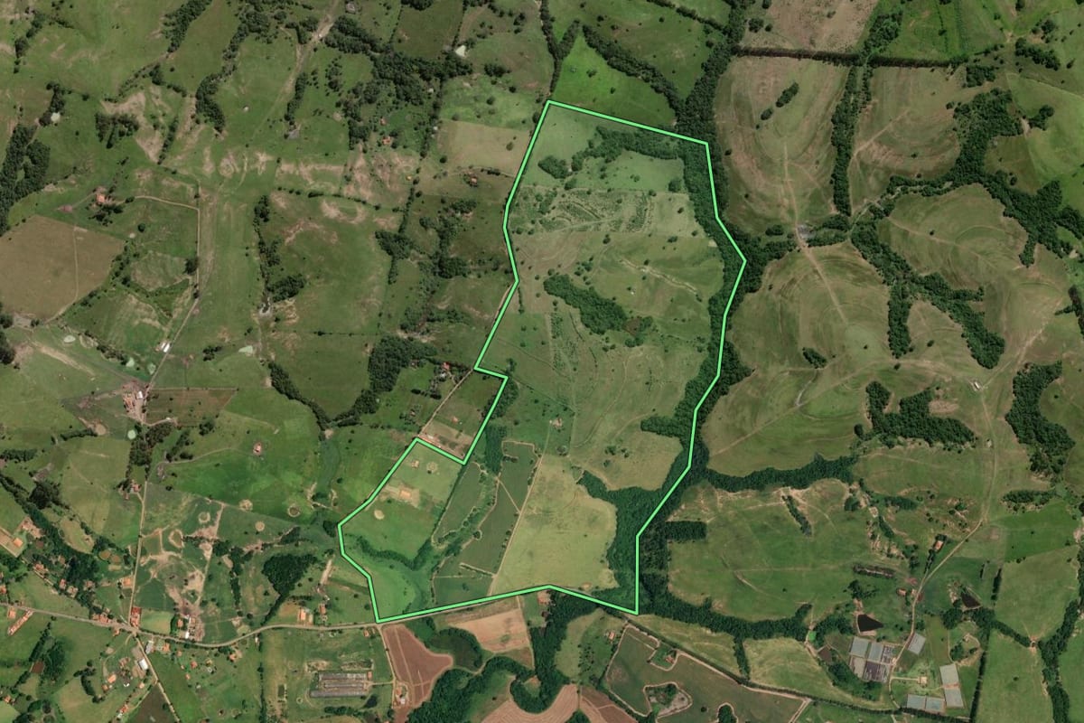 Imagem de satélite do imóvel rural em Guareí (SP), com o contorno declarado no CAR desenhado por cima.