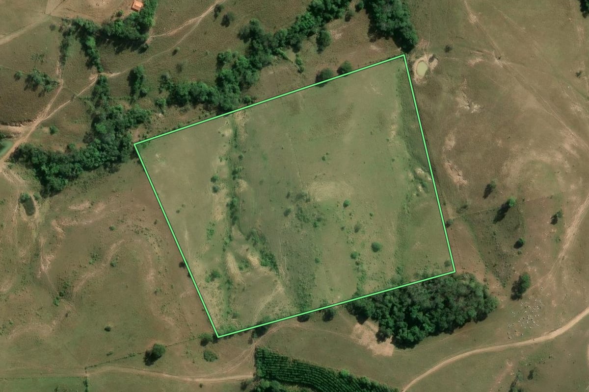 Imagem de satélite do imóvel rural em Guareí (SP), com o contorno declarado no CAR desenhado por cima.