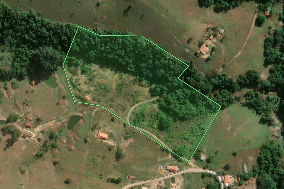 Imagem de satélite do imóvel rural em Guareí (SP), com o contorno declarado no CAR desenhado por cima.