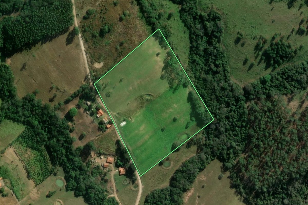 Imagem de satélite do imóvel rural em Guareí (SP), com o contorno declarado no CAR desenhado por cima.