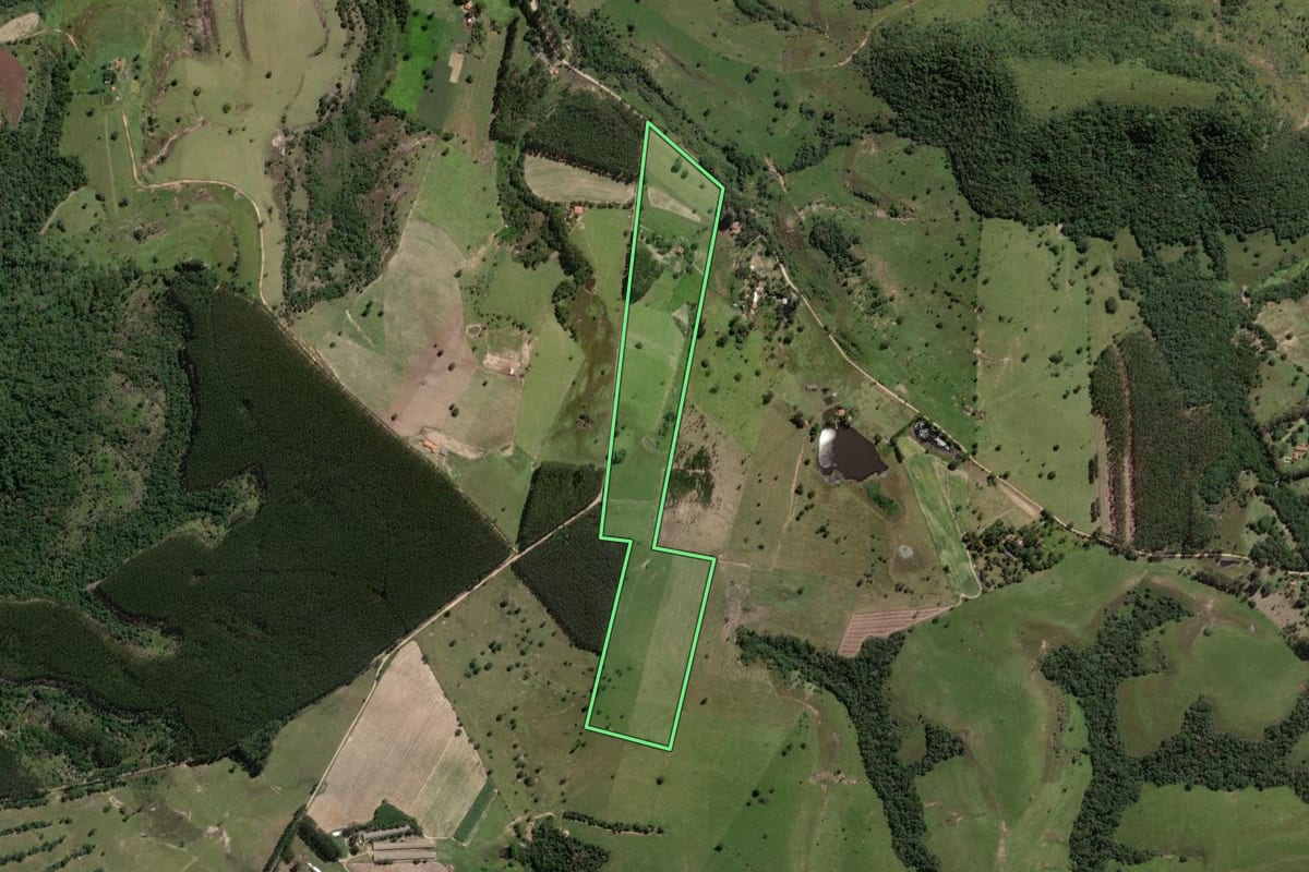 Imagem de satélite do imóvel rural em Guareí (SP), com o contorno declarado no CAR desenhado por cima.