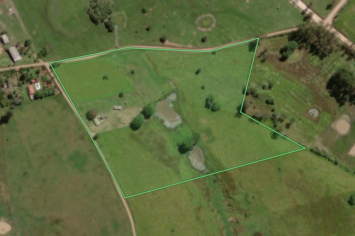 Imagem de satélite do imóvel rural em Guareí (SP), com o contorno declarado no CAR desenhado por cima.