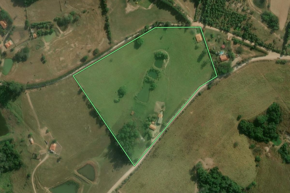 Imagem de satélite do imóvel rural em Guareí (SP), com o contorno declarado no CAR desenhado por cima.