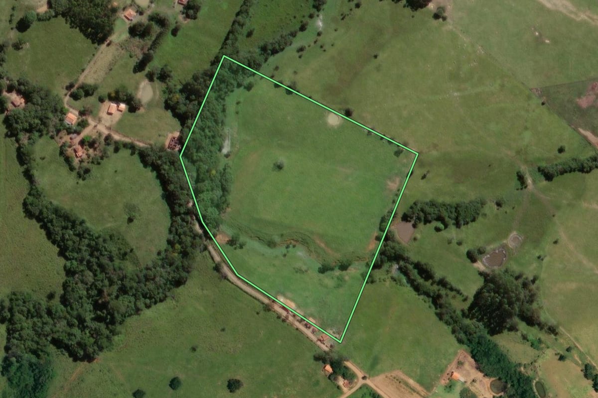 Imagem de satélite do imóvel rural em Guareí (SP), com o contorno declarado no CAR desenhado por cima.