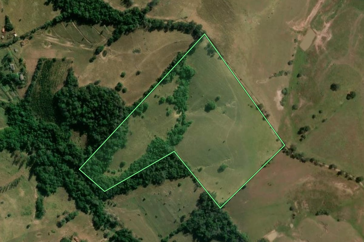 Imagem de satélite do imóvel rural em Guareí (SP), com o contorno declarado no CAR desenhado por cima.