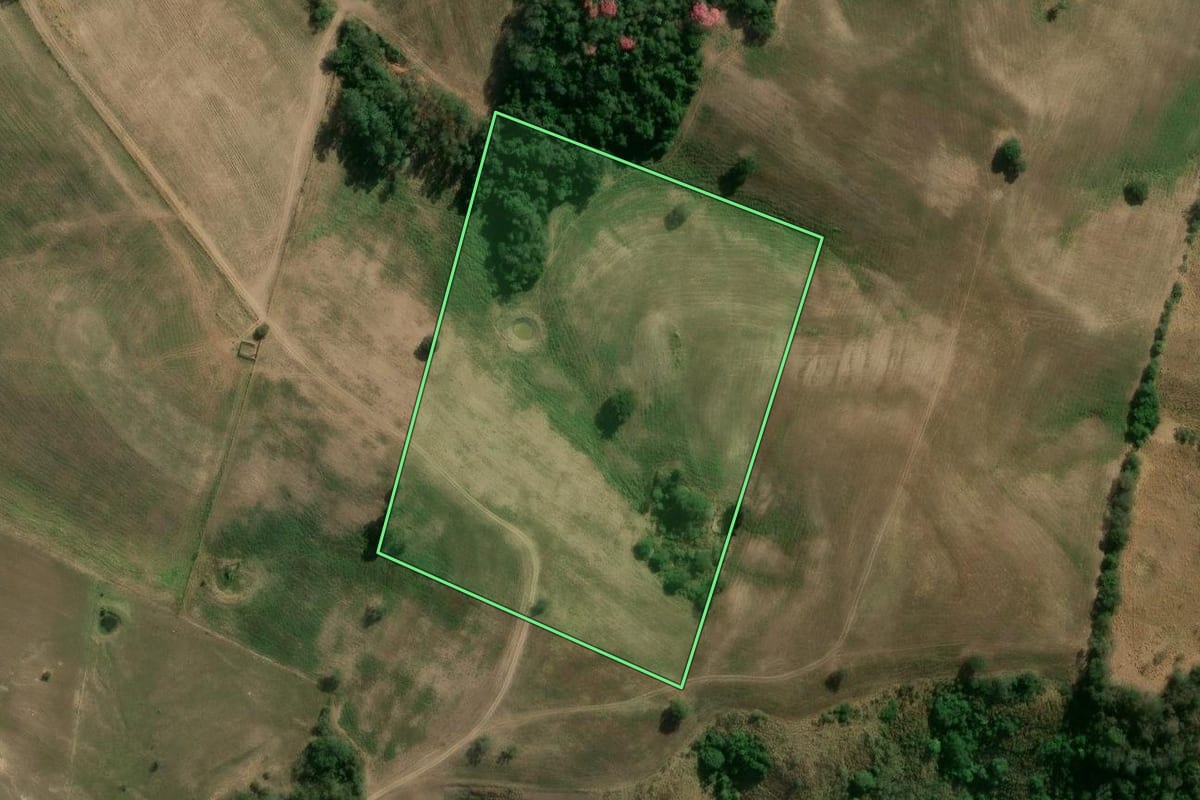 Imagem de satélite do imóvel rural em Guareí (SP), com o contorno declarado no CAR desenhado por cima.