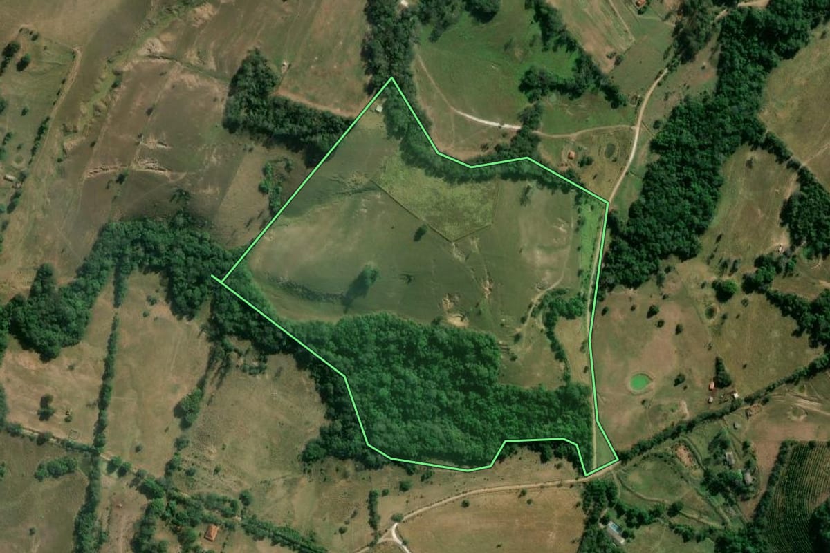 Imagem de satélite do imóvel rural em Guareí (SP), com o contorno declarado no CAR desenhado por cima.