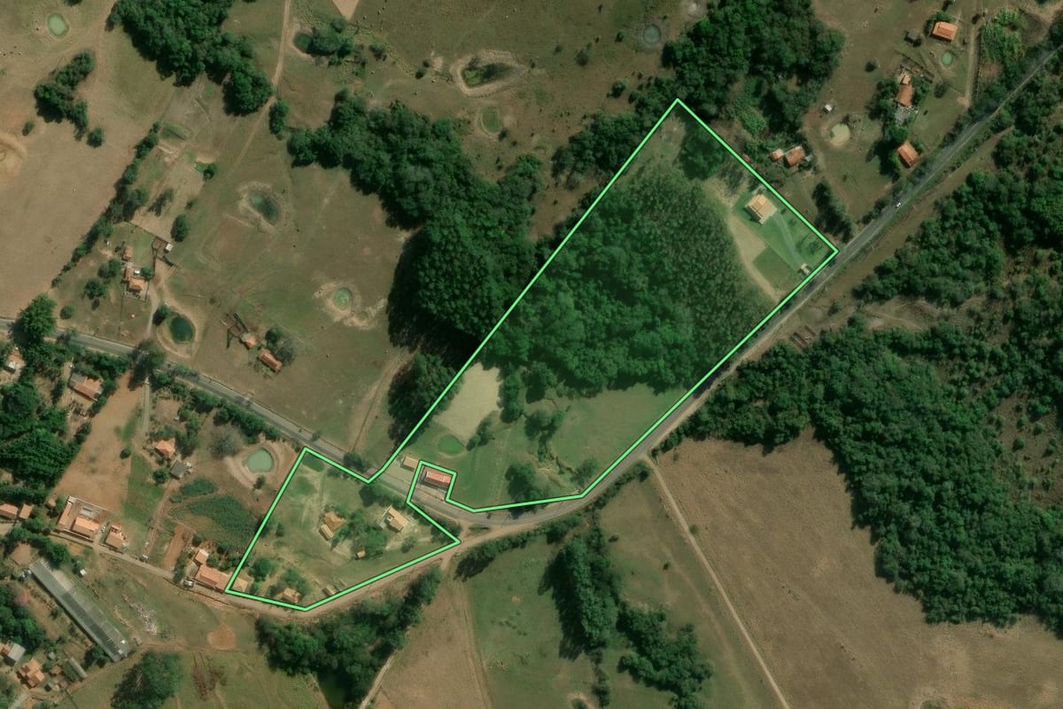 Imagem de satélite do imóvel rural em Guareí (SP), com o contorno declarado no CAR desenhado por cima.