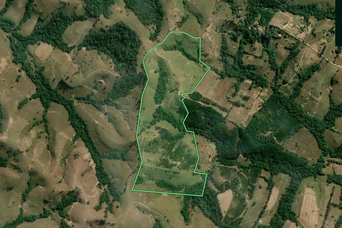 Imagem de satélite do imóvel rural em Guareí (SP), com o contorno declarado no CAR desenhado por cima.