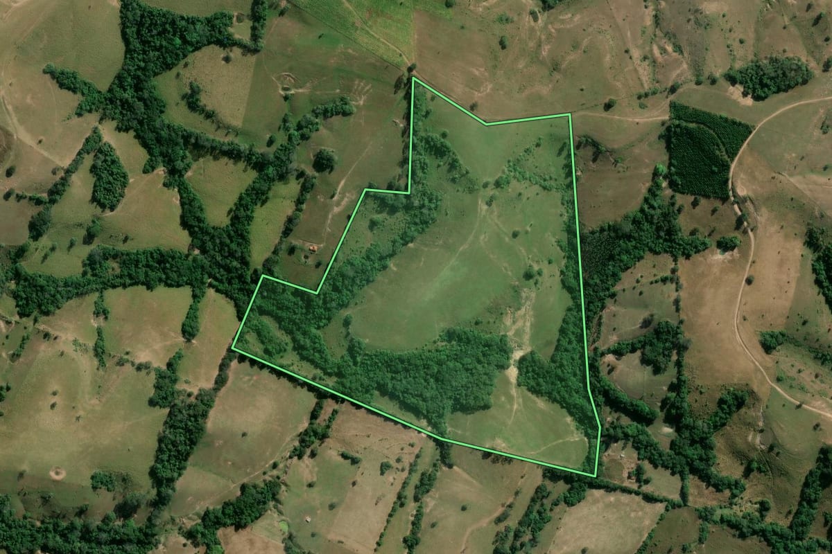 Imagem de satélite do imóvel rural em Guareí (SP), com o contorno declarado no CAR desenhado por cima.