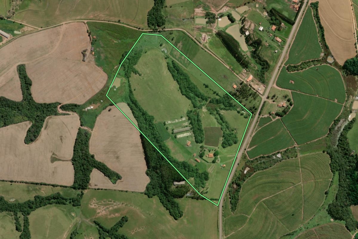 Imagem de satélite do imóvel rural em Guareí (SP), com o contorno declarado no CAR desenhado por cima.