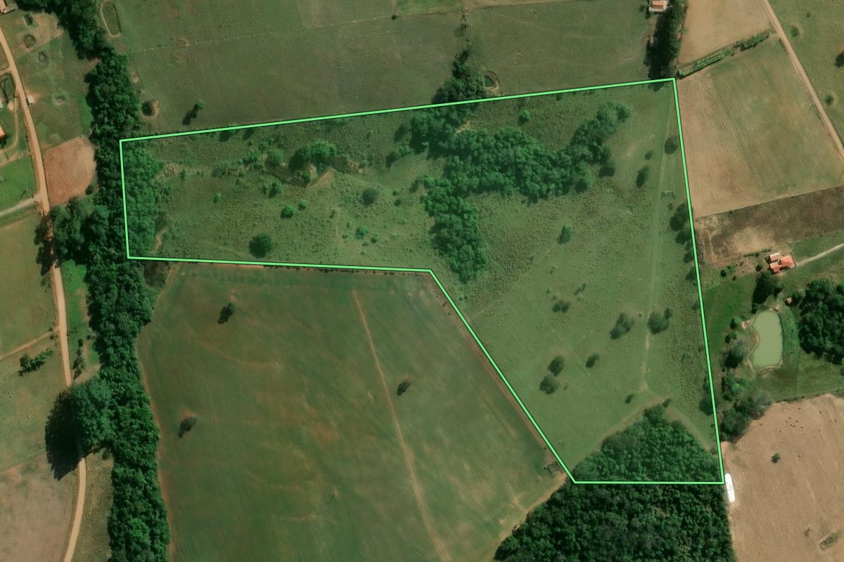 Imagem de satélite do imóvel rural em Guareí (SP), com o contorno declarado no CAR desenhado por cima.